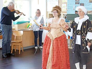 Bei der Gavotte: Anja Schmidt und Iris Wild in barocken Kostümen.