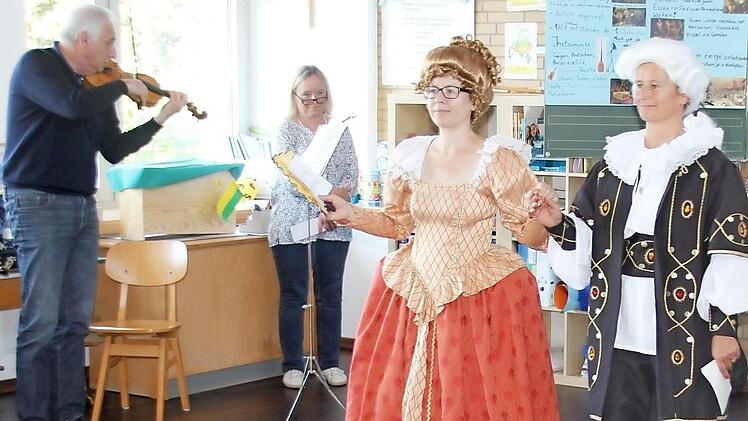 Bei der Gavotte: Anja Schmidt und Iris Wild in barocken Kostümen.