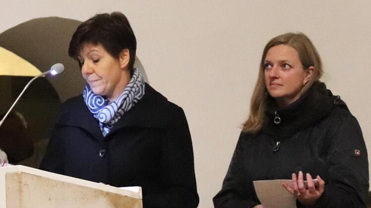 Karola dos Reis Goncalves (am Pult) und Tanja Schwägerl bedanken sich.