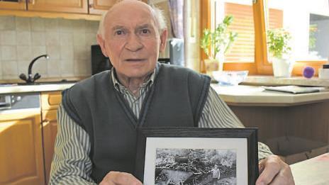 "Der Job war hart, aber er hat mir immer Spa&szlig; gemacht", sagt der Sandberger, der ein Bild von sich aus den 1970er Jahren zeigt.     Foto: Jessica Vey