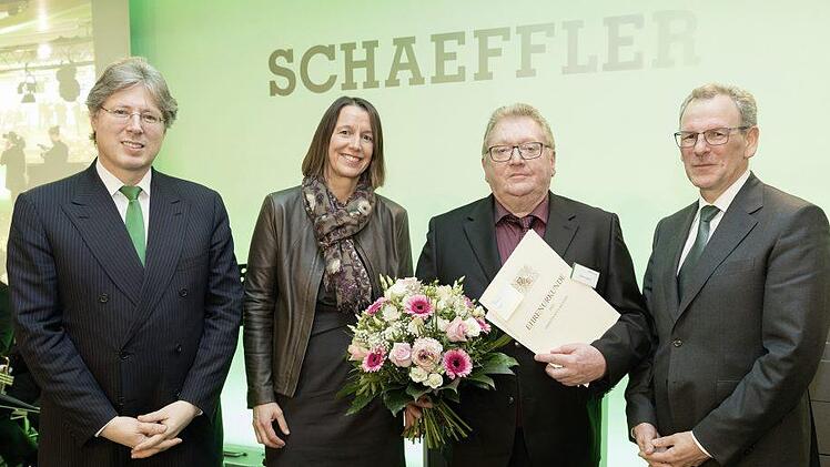 Georg Schaeffler, Corinna Schittenhelm und Dietmar Heinrich, Vorstand Finanzen (r.), ehrten Günter Swarat für 50 Jahre Betriebszugehörigkeit. Bernhard Schwab, der ebenfalls auf 50 Jahre bei Schaeffler zurückblicken kann, konnte nicht anwesend sein.   Foto: Schaeffler