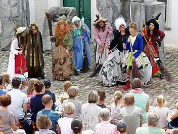 Die acht Hexen nehmen die "Kleine Hexe" in die Zange. Foto: Dieter Hübner