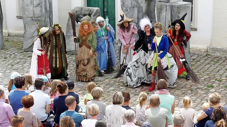 Die acht Hexen nehmen die "Kleine Hexe" in die Zange. Foto: Dieter Hübner