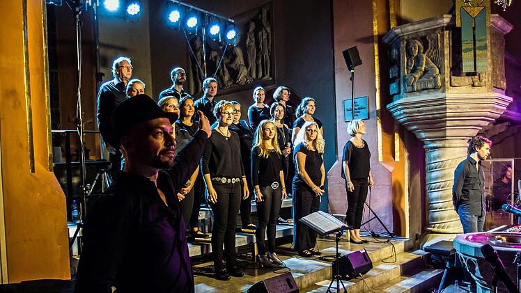 Mitreißender Auftritt vor zahlreichen Zuhörern: "Gospelrock und Band"  aus Erfurt unter Leitung von Oliver Debus  beim Gastspiel in St. Georg in Neustadt.Foto: Jochen Berger
