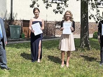 Rektor Reinhard Horn (links) zeichnete die Schulbesten, die den Abschluss mit einer Eins vor dem Komma geschafft haben, aus. Von links Selina Koch, die Landkreisbeste Laura Steiner und Dimitrios Antoniou Foto: K.- H. Hofmann