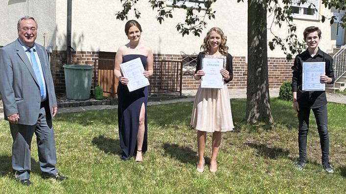 Rektor Reinhard Horn (links) zeichnete die Schulbesten, die den Abschluss mit einer Eins vor dem Komma geschafft haben, aus. Von links Selina Koch, die Landkreisbeste Laura Steiner und Dimitrios Antoniou Foto: K.- H. Hofmann