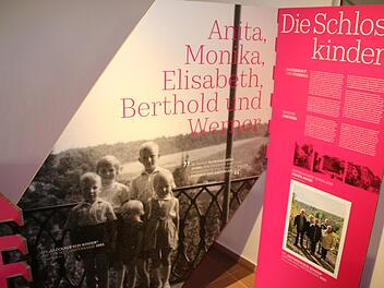 "Die Schlosskinder" Historisch und Aktuell (rechts), waren bei der Eröffnung dabei.