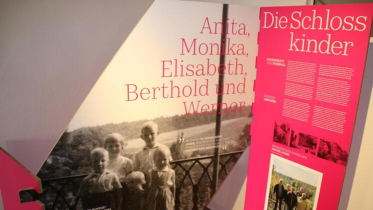"Die Schlosskinder" Historisch und Aktuell (rechts), waren bei der Eröffnung dabei.