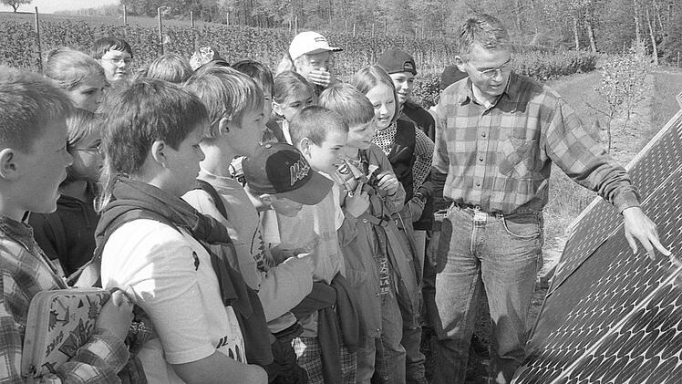 Im Mai 1997 zeigte Claus Schmitt seine Anlage Schülern des Schönborn-Gymnasiums. Sie läuft noch heute. Foto: Archiv/Paul Ziegler