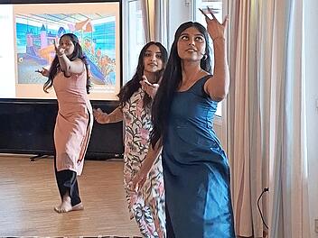 Indische T&auml;nzerinnen brachten den Zauber Indiens nach Franken.