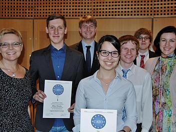 Die Bestplatzierten Michael Reinhart und Priya-Johanna Makkar (vorn) umringt von der Bundestagsabgeordneten Sabine Dittmar (SPD), dem CATO-Team Niklas Götz, Daniel Vedder und Jonas Wilm sowie der Parlamentarischen Staatssekretärin Dorothee Bär (CSU).  Foto: Sigismund von Dobschütz