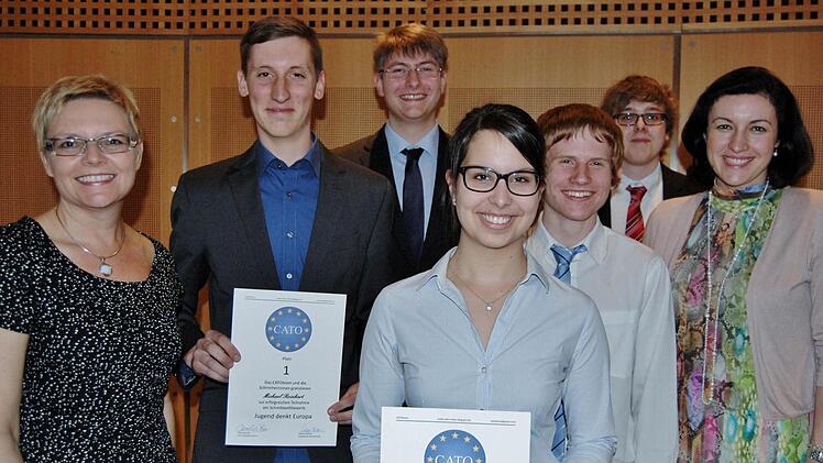 Die Bestplatzierten Michael Reinhart und Priya-Johanna Makkar (vorn) umringt von der Bundestagsabgeordneten Sabine Dittmar (SPD), dem CATO-Team Niklas Götz, Daniel Vedder und Jonas Wilm sowie der Parlamentarischen Staatssekretärin Dorothee Bär (CSU).  Foto: Sigismund von Dobschütz