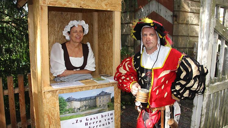"Streng bewacht", der Zugang zum Schlosspark, wo der "Wegezoll" kassiert wurde.