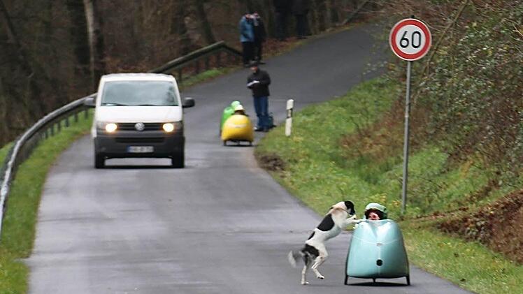 Die Velomobilisten betrieben Studien an der Abfahrt zwischen Elfershausen und Aura: Gegenverkehr und Hundebesuch inklusive.