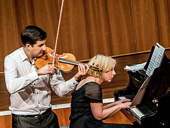 Die Pianistin Zane Stradyna und der Geiger Martin Emmerich beeindruckten das Publikum im Kongresshaus Rosengarten. Foto: Jochen Berger