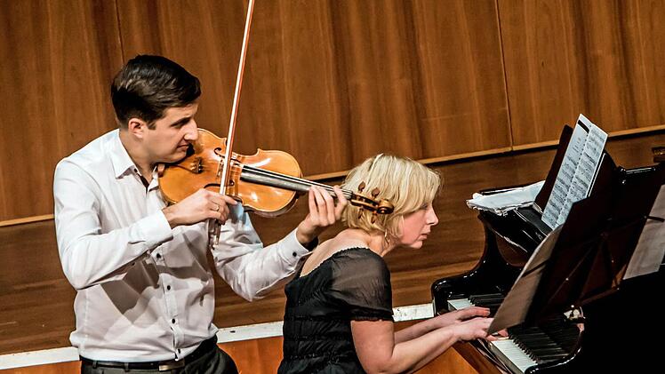 Die Pianistin Zane Stradyna und der Geiger Martin Emmerich beeindruckten das Publikum im Kongresshaus Rosengarten. Foto: Jochen Berger