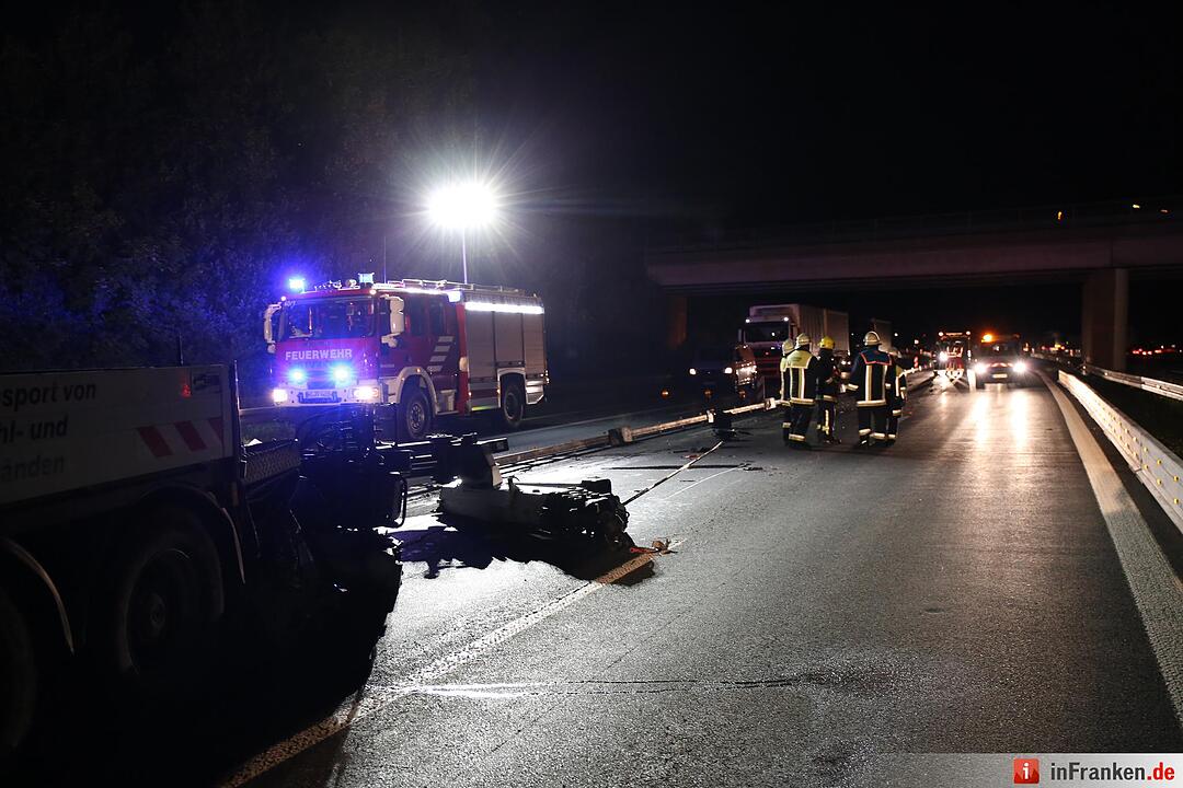 Lkw bleibt mit Kran-Aufbau an Autobahnbrücke hängen