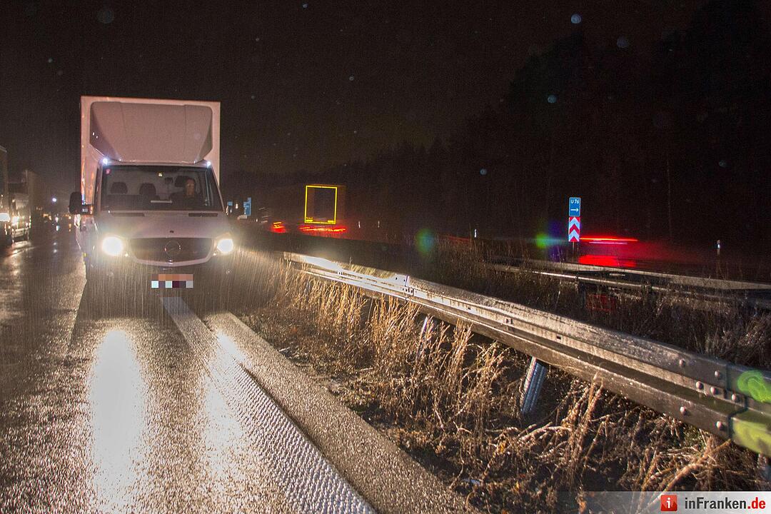 Achsbruch führt zur Vollsperrung – Sieben Fahrzeuge durch herumfliegende Ladung beschädigt