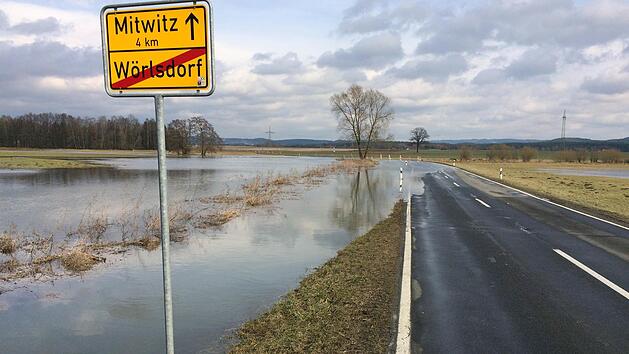 Hochwasser im Steinachtal: Die Straße zwischen Mitwitz und dem Sonnefelder Gemeindeteil Wörlsdorf musste gesperrt werden. Foto: Oliver Schmidt
