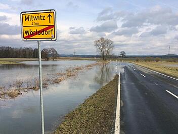 Hochwasser im Steinachtal: Die Straße zwischen Mitwitz und dem Sonnefelder Gemeindeteil Wörlsdorf musste gesperrt werden. Foto: Oliver Schmidt