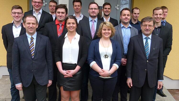 Die Absolventen 2017 zusammen mit stellvertretendem Landrat Rainer Mattern (links vorne) und dem Schulleiter Hans Vetter (rechts vorne) anlässlich der Abschlussfeier in der Staatlichen Landwirtschaftsschule Coburg Foto: Lothar Weidner