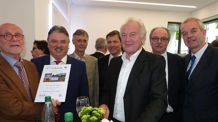 Der Journalist und TV-Moderator Dietmar Gaiser (links) erhält vom Landrat Klaus Peter Söllner die Urkunde zum Botschafter des Landkreises Kulmbach.