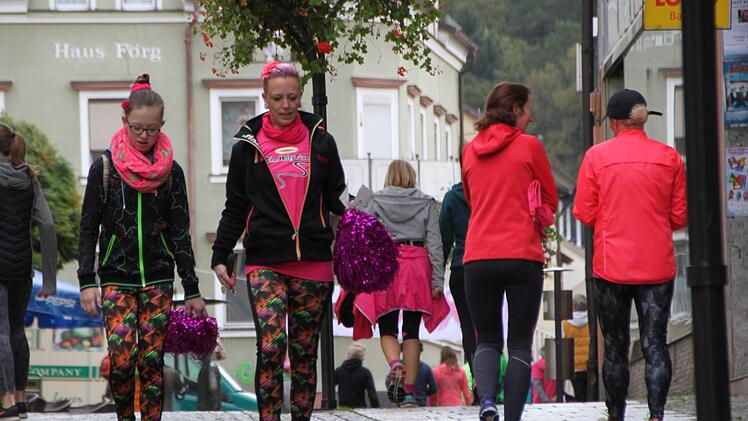 Jährlich am 3. Oktober laufen in Bad Brückenau Frauen zugunsten der Brustkrebsvorsorge. Foto: Ulrike Müller