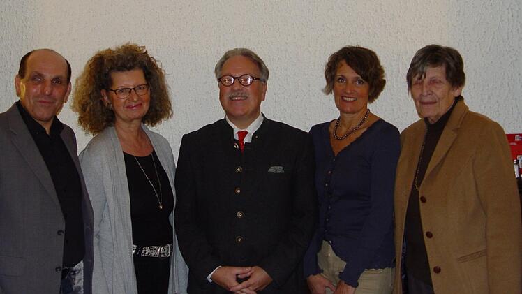 Der alte Vorstand ist auch der neue (von links): Wolfgang Reichelt (Finanzen), Dr. Karin Ott (1. stellvertretende Vorsitzende), Joachim Hunger  (Vorsitzender), Charlotte Richter (2. stellvertretende Vorsitzende) und  Christa Jansen (Schriftführerin). Foto:  Brigitta Kempe-Wolf