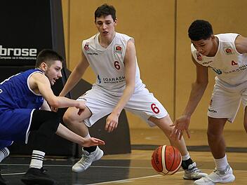 Der Gothaer Kristian Kullam&auml;e (l.), Sohn des unter Bamberger Basketballfans unvergessenen Gert Kullam&auml;e, verliert den Ball. Die G&uuml;&szlig;bacher Nicholas Tischler (r.) und Moritz Plescher sind wachsam. Foto: sportpress