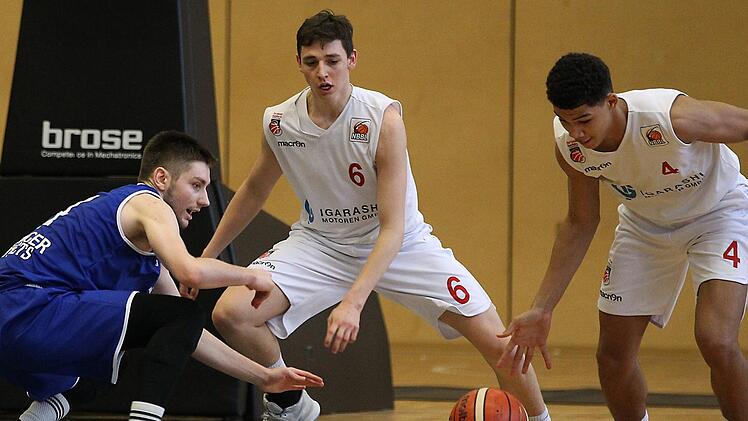 Der Gothaer Kristian Kullam&auml;e (l.), Sohn des unter Bamberger Basketballfans unvergessenen Gert Kullam&auml;e, verliert den Ball. Die G&uuml;&szlig;bacher Nicholas Tischler (r.) und Moritz Plescher sind wachsam. Foto: sportpress