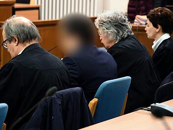 Der mutmaßliche Komplitze des Angeklagten Enkels der Mordopfer sitzt vor Beginn des Prozesses im Gerichtssaal. Der Komplize soll zusammen mit dem Enkel das betagte Ehepaar am 19. März 2017 aus Habgier in ihrer Villa getötet haben. Foto: Henning Kaiser/dpa