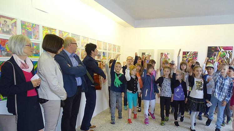 Mit einem musikalischen Auftritt eröffneten die Nordhalbener Grundschüler die Vernissage zu ihrer Ausstellung "Komm in meine bunte Welt", Mit im Bild (von links) Initiatorin Irmgard Freischlad, Rektorin Silke Wachter, Zweiter Bürgermeister Ludwig Pötzinger und Fachlehrerin Christine Lippert.  Norbert Neugebauer
