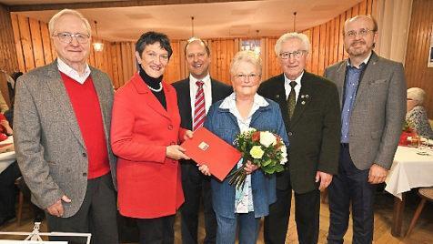 Reinhard Graf wurde mit der Josef-Seelmann-Medaille des SPD-Kreisverbandes ausgezeichnet. Seine Frau Renate Graf konnte f&uuml;r 40 Jahre Mitgliedschaft in der Partei geehrt werden. Im Bild (von links) Altlandrat Heinz K&ouml;hler, MdL Inge Aures, Stadtverbandsvorsitzender Ralf V&ouml;lkl, Renate Graf, Reinhard Graf und Kreisvorsitzender Ralf Pohl. Foto: pr