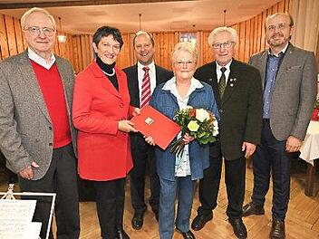 Reinhard Graf wurde mit der Josef-Seelmann-Medaille des SPD-Kreisverbandes ausgezeichnet. Seine Frau Renate Graf konnte für 40 Jahre Mitgliedschaft in der Partei geehrt werden. Im Bild (von links) Altlandrat Heinz Köhler, MdL Inge Aures, Stadtverbandsvorsitzender Ralf Völkl, Renate Graf, Reinhard Graf und Kreisvorsitzender Ralf Pohl. Foto: pr