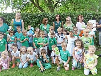 Die Kinder der Kindertagesstätte Stempferhof mit ihren Erzieherinnen und Fachberater Andreas Brunner (r.), der die Zertifizierungsurkunde an Kita-Leiterin Christine Kulka-Marcks übergibt.  Foto: Thomas Weichert