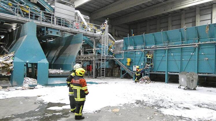 Die automatische Schaumlöschanlage erfüllte ihren Zweck und dämmte das Feuer bis zum Eintreffen der Feuerwehr stark ein.