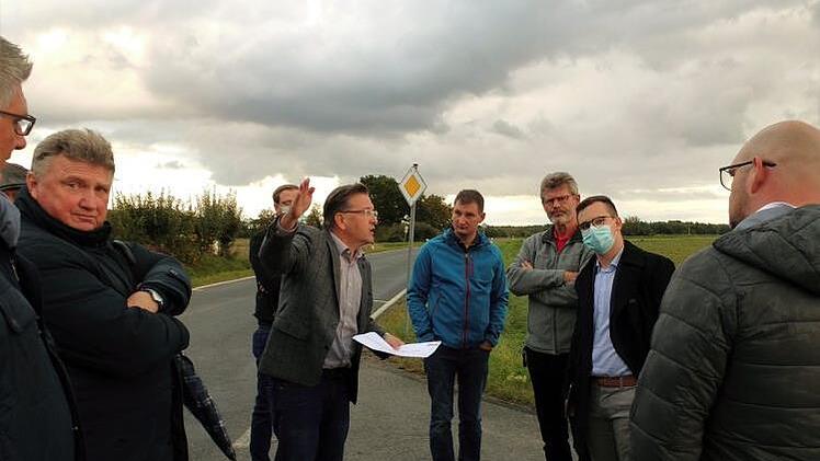 Bürgermeister Karten Fischkal erläutert dem Gremium die Vorzüge der Variante zwei .  Fotos: Britta Schnake