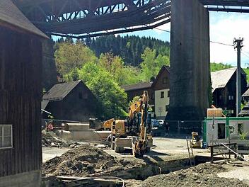 Die Trogenbachbrücke in der Rosengasse wird derzeit im Zuge der Neugestaltung der Parkplätze saniert.  Foto: Frank Ziener