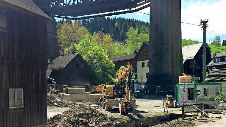 Die Trogenbachbrücke in der Rosengasse wird derzeit im Zuge der Neugestaltung der Parkplätze saniert.  Foto: Frank Ziener
