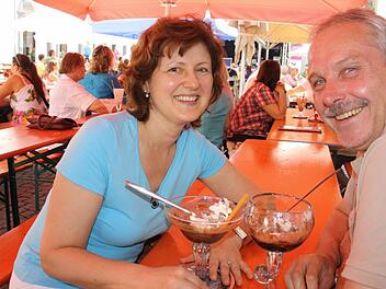 Tartufo al caffè und Coppa Rocher: So lecker läuteten Jana und Georg Schmidt aus Markt Einersheim auf dem Kitzinger Marktplatz das Wochenende ein. Zuvor hatten sie bei Kaiserwetter einen gemütlichen Stadtbummel unternommen.  Fotos: Diana Fuchs