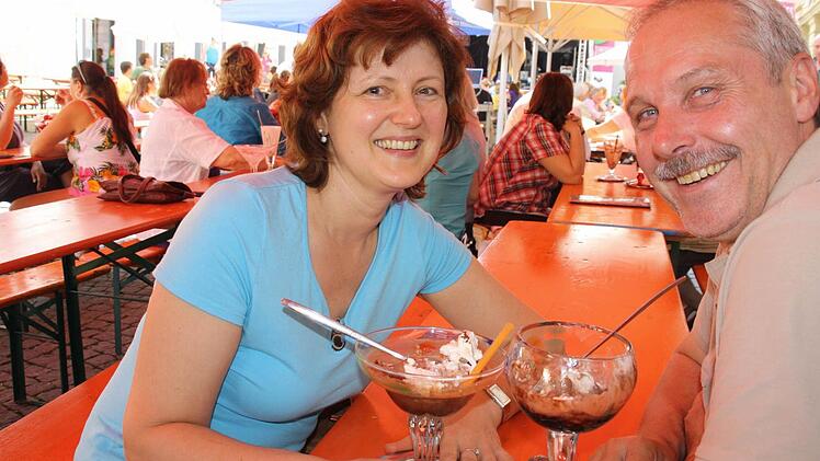 Tartufo al caffè und Coppa Rocher: So lecker läuteten Jana und Georg Schmidt aus Markt Einersheim auf dem Kitzinger Marktplatz das Wochenende ein. Zuvor hatten sie bei Kaiserwetter einen gemütlichen Stadtbummel unternommen.  Fotos: Diana Fuchs