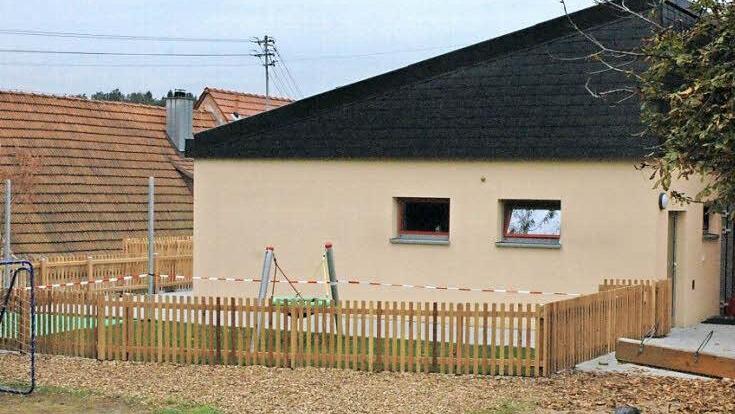 Der Anbau einer Kinderkrippe am Kindergarten, der im Kern aus dem Jahr 1978 stammt, hat sich als sinnvolle Investition der Gemeinde Ermershausen erwiesen. Zurzeit ist die neue Kinderkrippe (unser Bild) voll belegt. Foto: Gerhard Schmidt