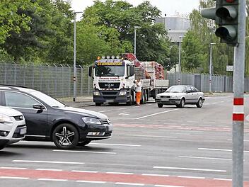 Das war's: Der Verkehrssicherungstrupp sammelte Donnerstagnachmittag die letzten Absperrschilder ein: Die Kreuzung Moosstraße ist wieder für den Verkehr freigegeben.  Foto: Matthias Hoch