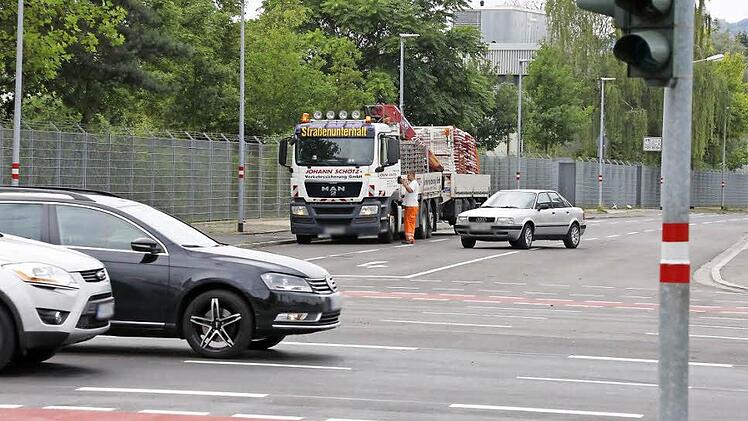 Das war's: Der Verkehrssicherungstrupp sammelte Donnerstagnachmittag die letzten Absperrschilder ein: Die Kreuzung Moosstraße ist wieder für den Verkehr freigegeben.  Foto: Matthias Hoch
