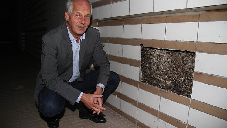 Hinter den Verkleidungen im Schwimmbadbereich lauert der Schimmel. Foto: Sonja Adam