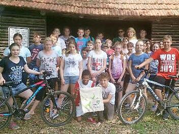 Die Klassen 6aG und 6b mit ihren Lehrern Mattias Luther und Rudolf Schießer haben für den Bund Naturschutz gesammelt und wurden mit einer Führung (und einer Brotzeit) an den Waizenbacher Teichen belohnt.   Foto: Assmann