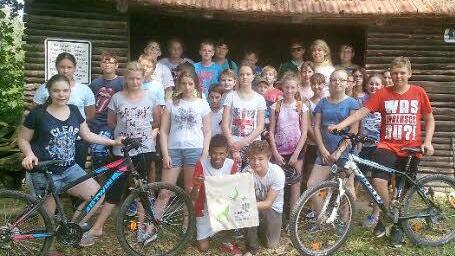 Die Klassen 6aG und 6b mit ihren Lehrern Mattias Luther und Rudolf Schießer haben für den Bund Naturschutz gesammelt und wurden mit einer Führung (und einer Brotzeit) an den Waizenbacher Teichen belohnt.   Foto: Assmann