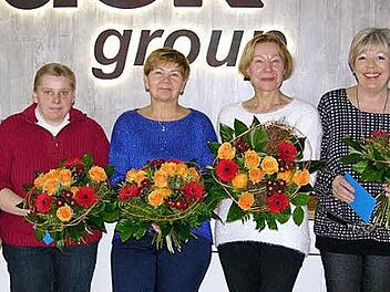 Auf 100 Jahre summiert sich die Betriebszugehörigkeit der ausgezeichneten Arbeitsjubilare (von links) Christine Galys, Halina Krawczyk, Waltraud Bülling und Sabine Heinz. Jörg und Carolin Feyler flankieren die langjährigen Mitarbeiter. Foto: Klaus Oelzner