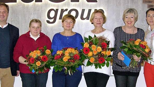 Auf 100 Jahre summiert sich die Betriebszugehörigkeit der ausgezeichneten Arbeitsjubilare (von links) Christine Galys, Halina Krawczyk, Waltraud Bülling und Sabine Heinz. Jörg und Carolin Feyler flankieren die langjährigen Mitarbeiter. Foto: Klaus Oelzner