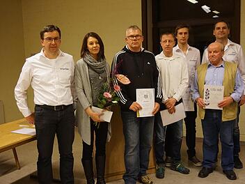 Der SV Aura ehrte treue Mitglieder: (von links) Silke Gessner, Dieter Wallstr&ouml;m, Matthias Schaub, Daniel Hagemann und Hans Brand mit dem Ehrenamtsbeauftragten J&uuml;rgen Stumpf (links) und Vorsitzendem Ulli Kaiser. Foto: Daniel Sauer